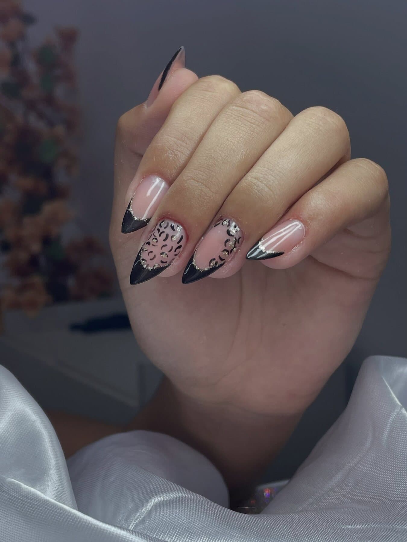 Unhas stiletto nude com francesinha preta e detalhes em animal print